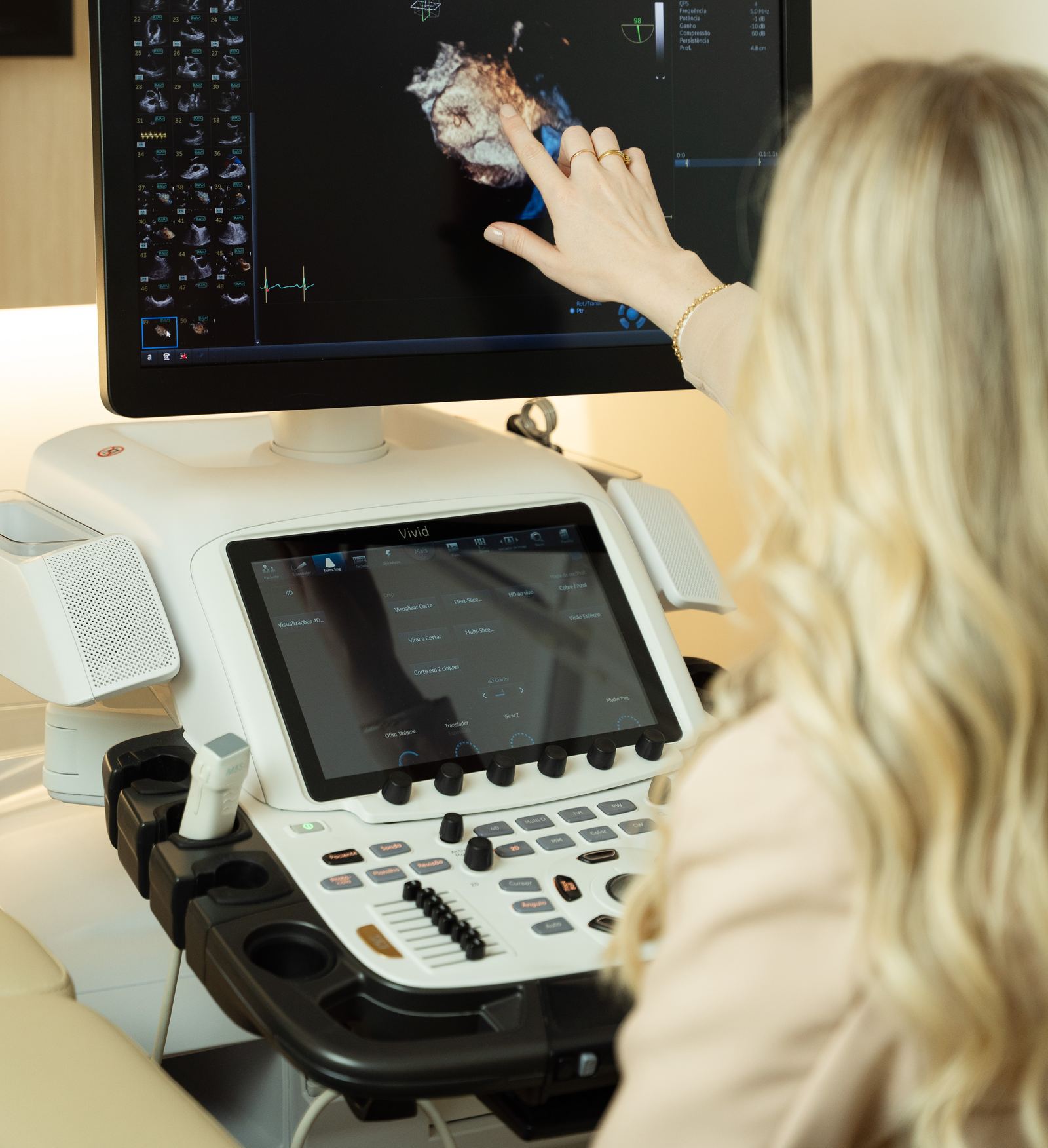 Exame de ecocardiograma em andamento